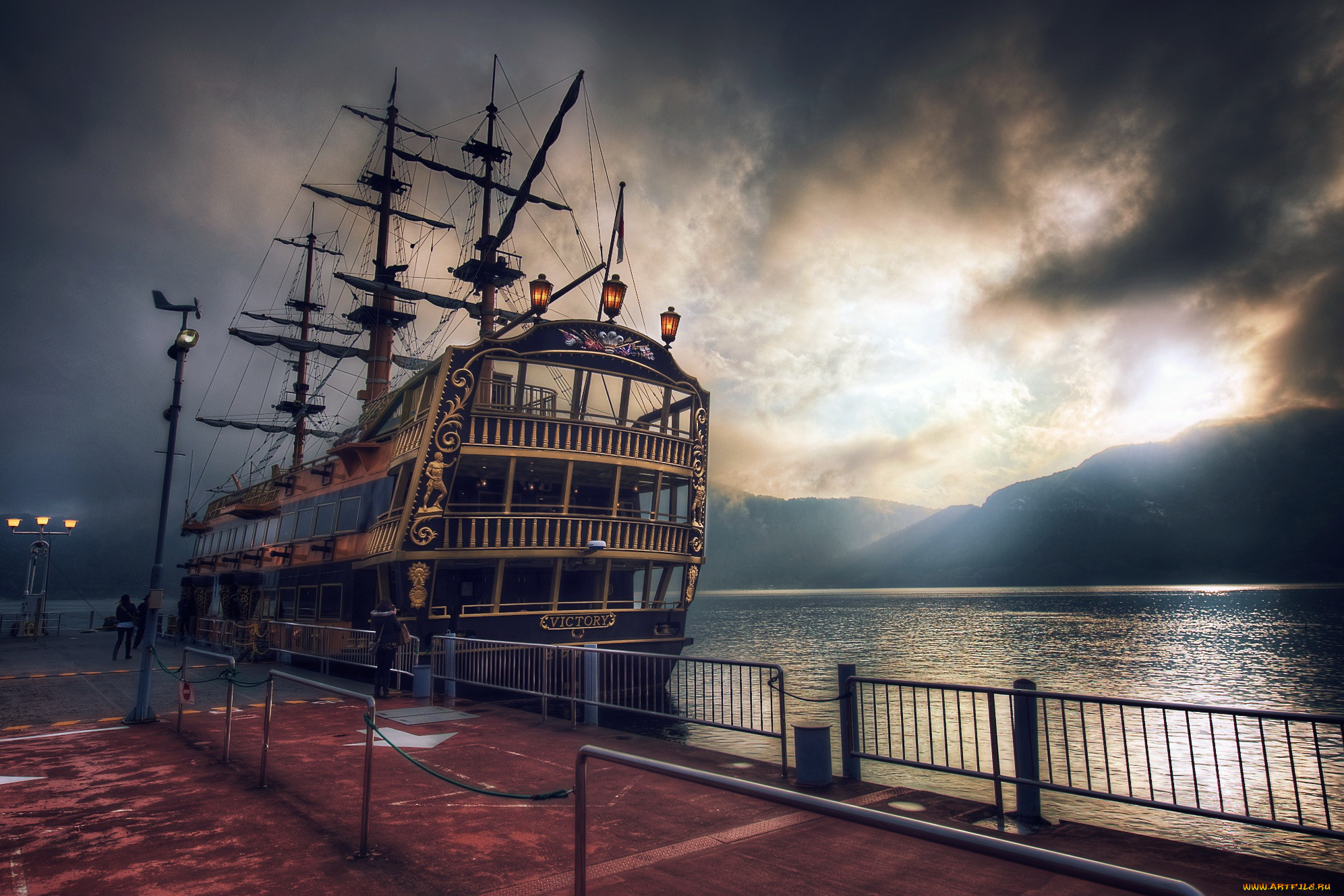 Город фрегат. Корабль-музей «гото-Предестинация». Пристань с кораблями. Корабль у причала. Старинные корабли.